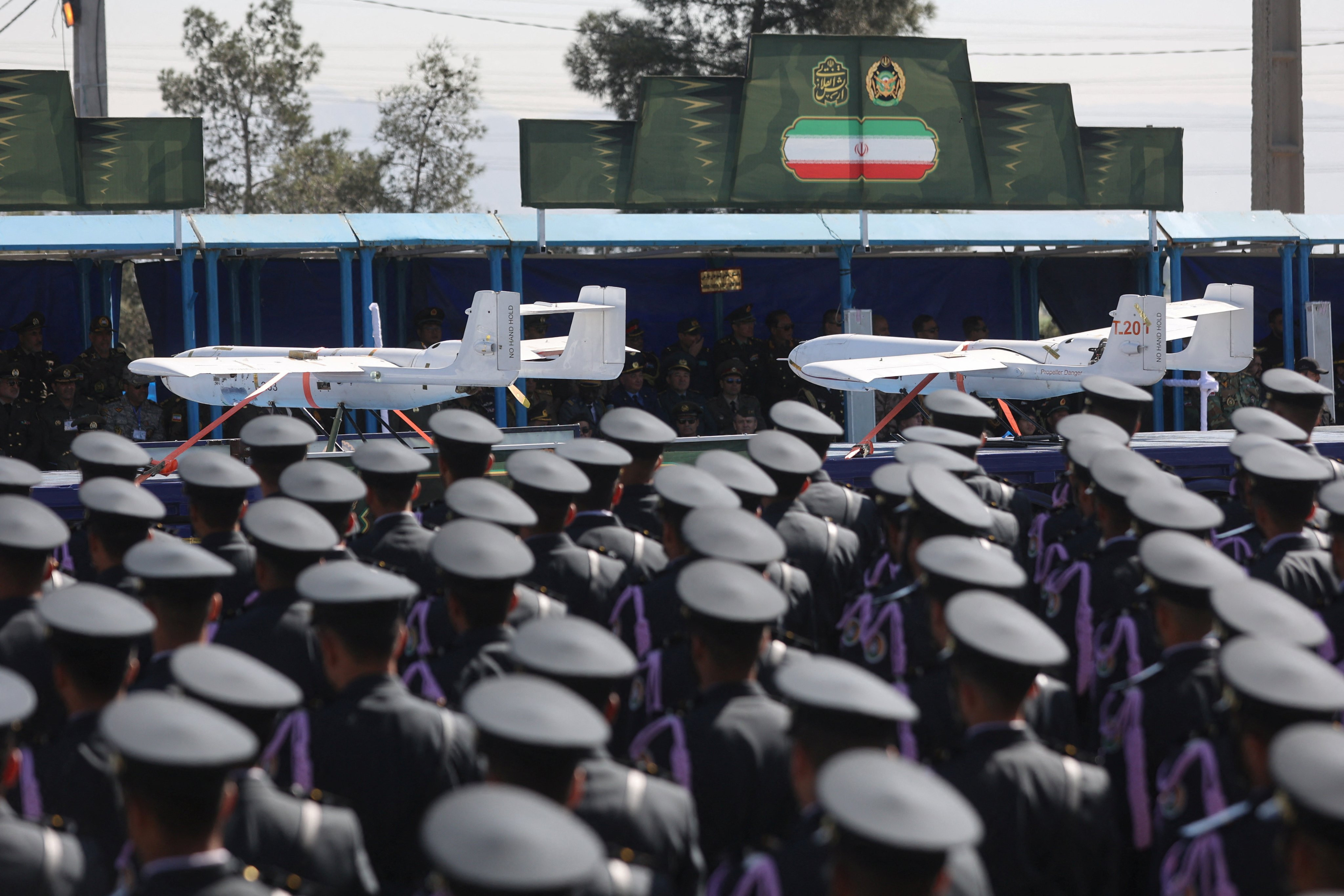 Parade militare în Iran, în cadrul cărora a fost expus arsenalul țării, în special drone, rachete și tancuri
