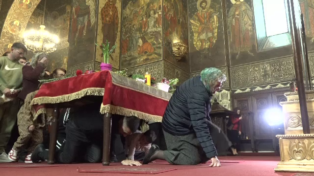 În Vinerea Mare, credincioșii din toată țara retrăiesc simbolic jertfa lui Iisus. ”Suntem foarte emoționați”
