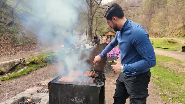 Românii au început să petreacă Paștele încă din Vinerea Mare. Cum au reacționat niște turiști cubanezi la ”ritualul” micilor