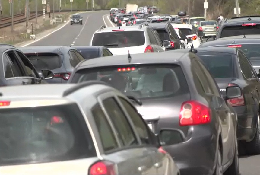 Trafic de coșmar în țară, la debutul minivacanței de Paște. Drumul care i-a exasperat pe șoferi: „Nu s-a schimbat nimic”