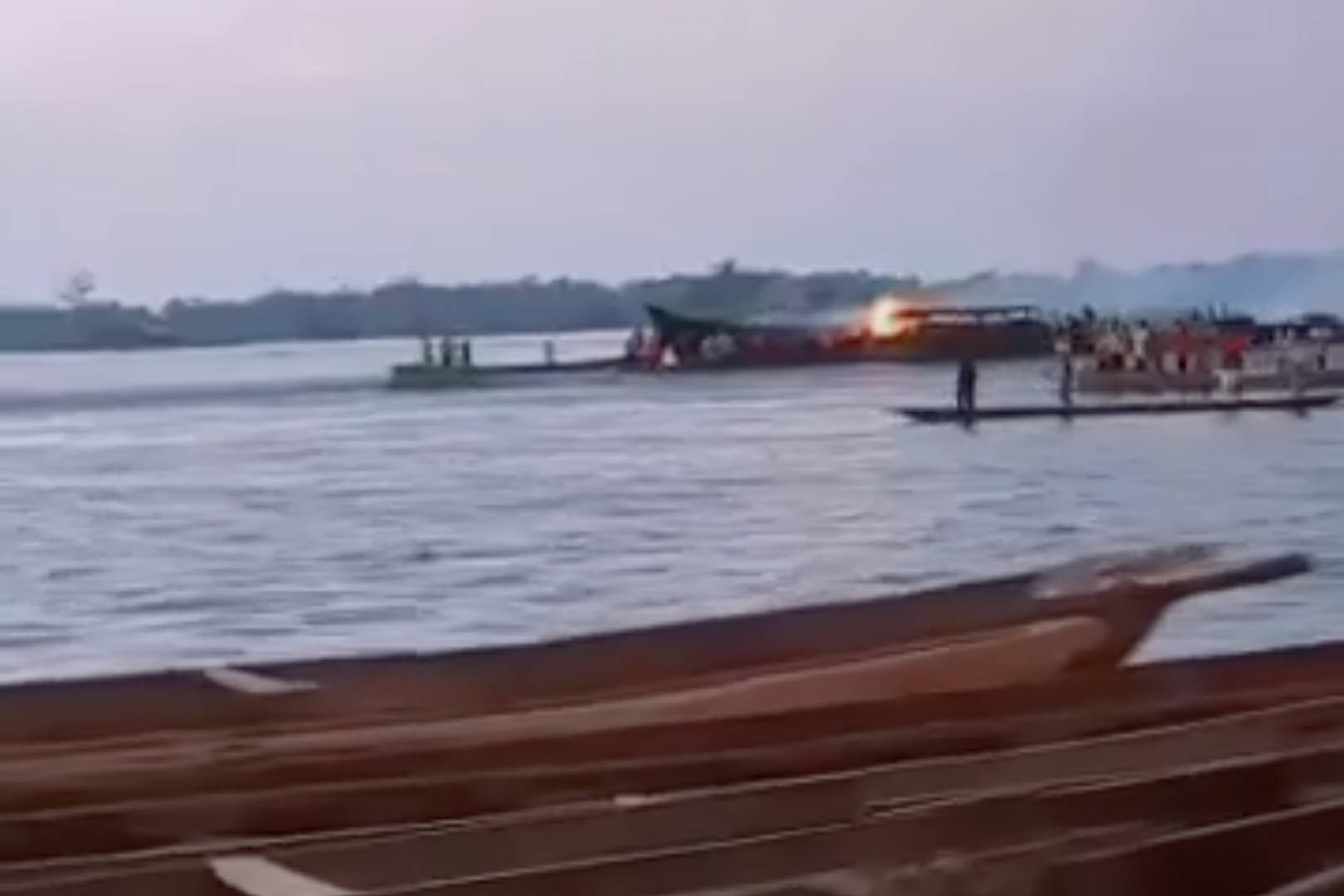 Dezastru în Congo, pe un vapor, cu sute de victime. Ce s-a întâmplat când o femeie a stârnit jarul ca să gătească