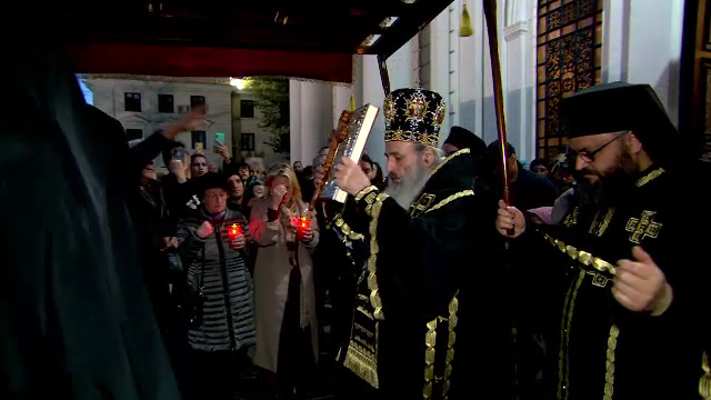 Denia din Vinerea Mare, una dintre cele mai emoționante slujbe: Prin sângele care a curs pe cruce s-a sfințit toată omenirea