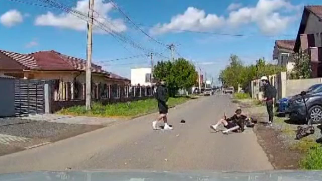 Momentul în care doi copii au căzut cu trotineta. Un medic în timpul liber a intervenit la un accident, lângă Timișoara