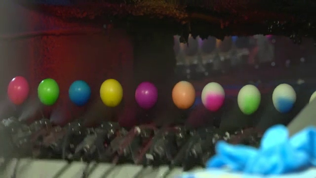 O fermă din Germania produce 800.000 de ouă colorate pe zi cu ajutorul unei mașini speciale. „Nu facem față”