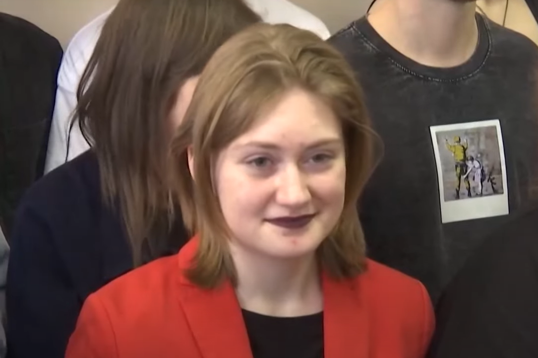 O activistă de 19 ani a fost condamnată la aproape trei ani de închisoare pentru că a protestat faţă de războiul din Ucraina