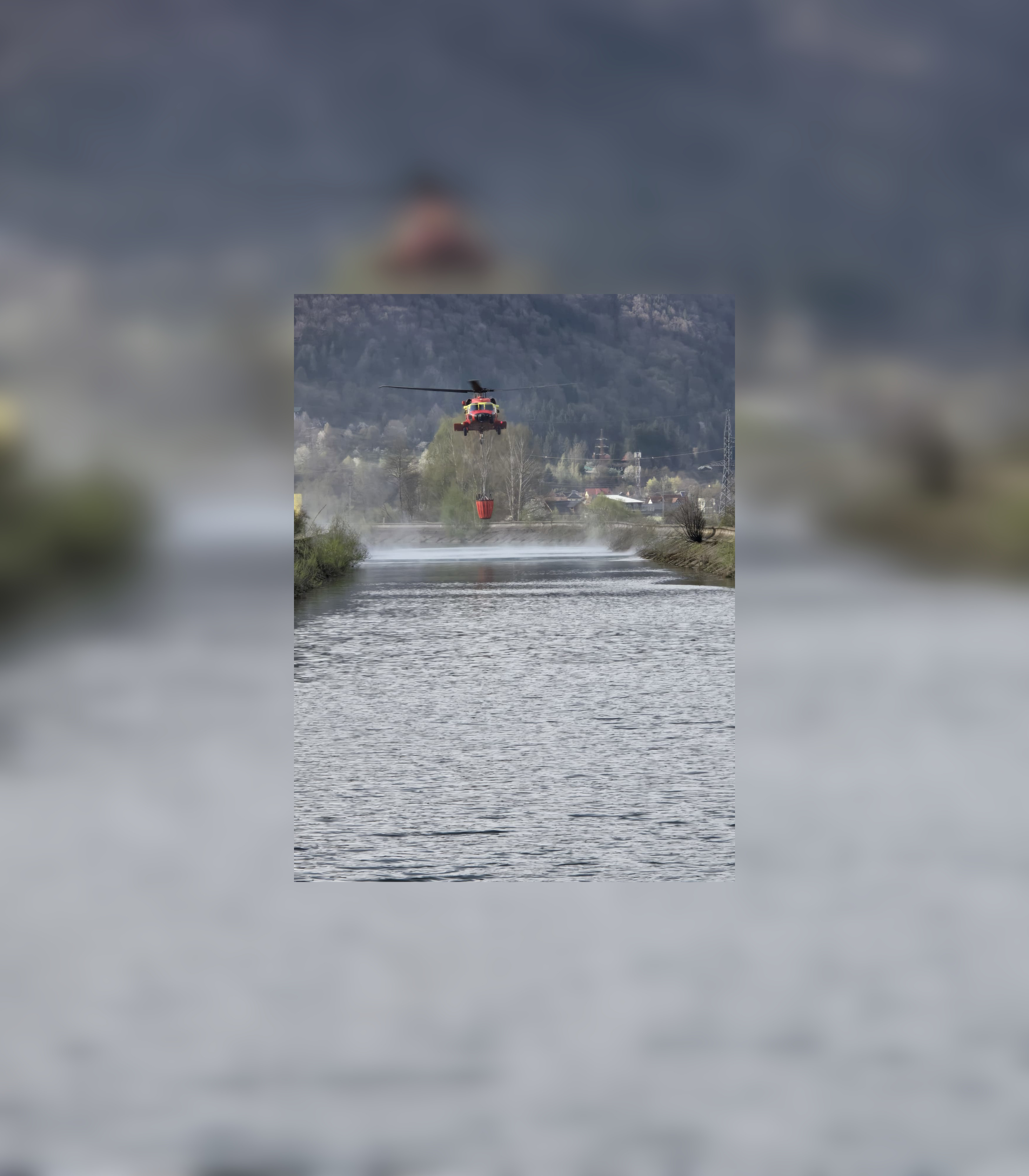 Un elicopter Black Hawk intervine în pădurea din Argeș mistuită de foc. Efectivele mobilizate |VIDEO