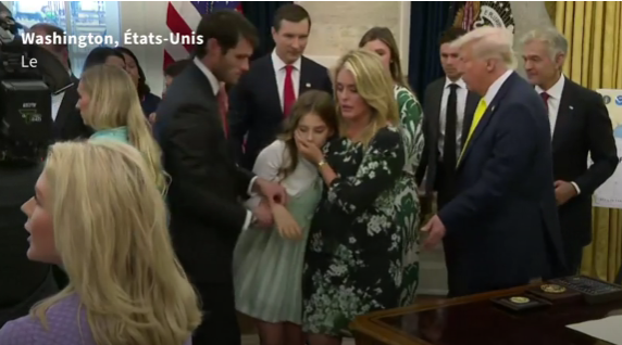 O fetiţă a leşinat în timp ce Donald Trump făcea declaraţii în Biroul Oval. Reacția preşedintelui american. VIDEO