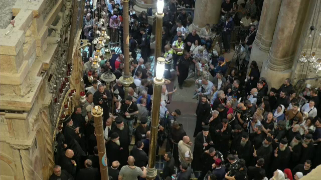 Lumina Sfântă de la Ierusalim a ajuns la București. Credincioșii se pregătesc să trăiască minunea Învierii