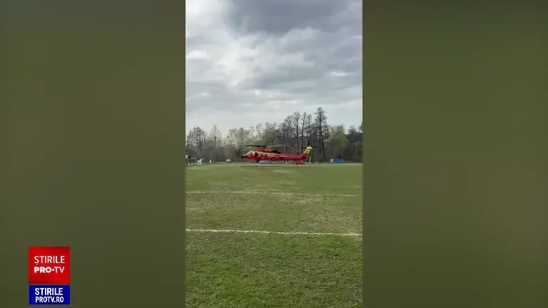 Un elicopter Black Hawk intervine în pădurea din Argeș mistuită de foc. Efectivele mobilizate |VIDEO