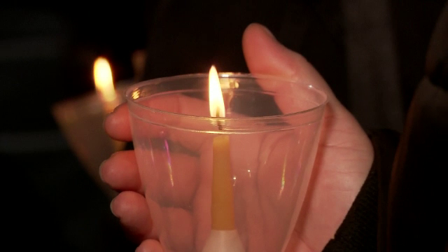 Mii de români au rostit „Hristos a Înviat!” în inima Valenciei, cu dor de țară. „Să nu uităm că ne-am creat din iubire”