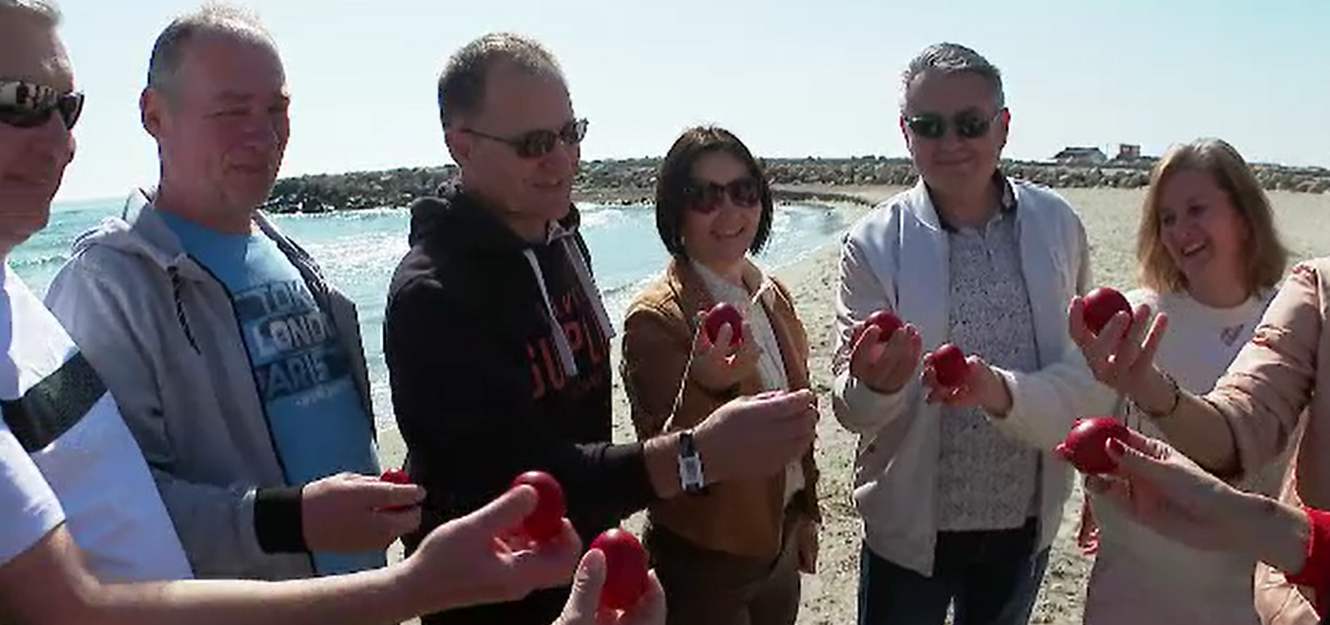 Paște ca în mijlocul verii. Turiștii au ciocnit ouă roșii pe nisip și au făcut prima baie în Marea Neagră