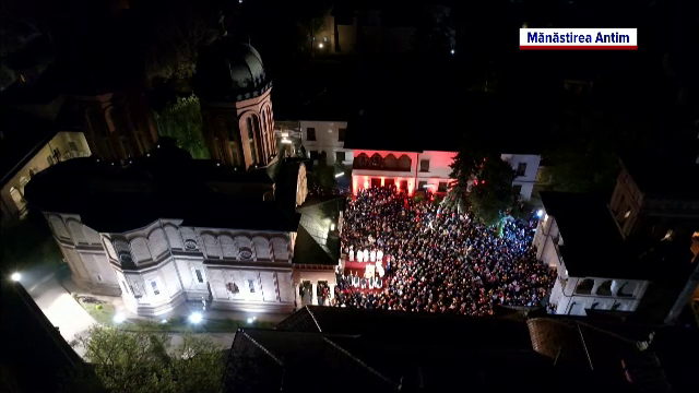 Mii de credincioși din toată țara au participat la slujba de Înviere. Oamenii au venit să primească Lumina Sfântă