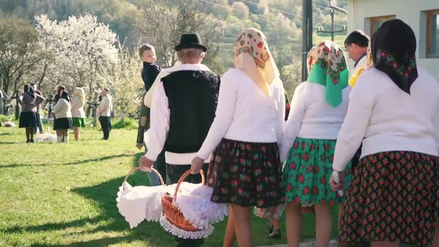 Străinii care își petrec sărbătorile în Maramureș sunt fascinați de tradiții și mâncare. „Iubesc România! Este o onoare”