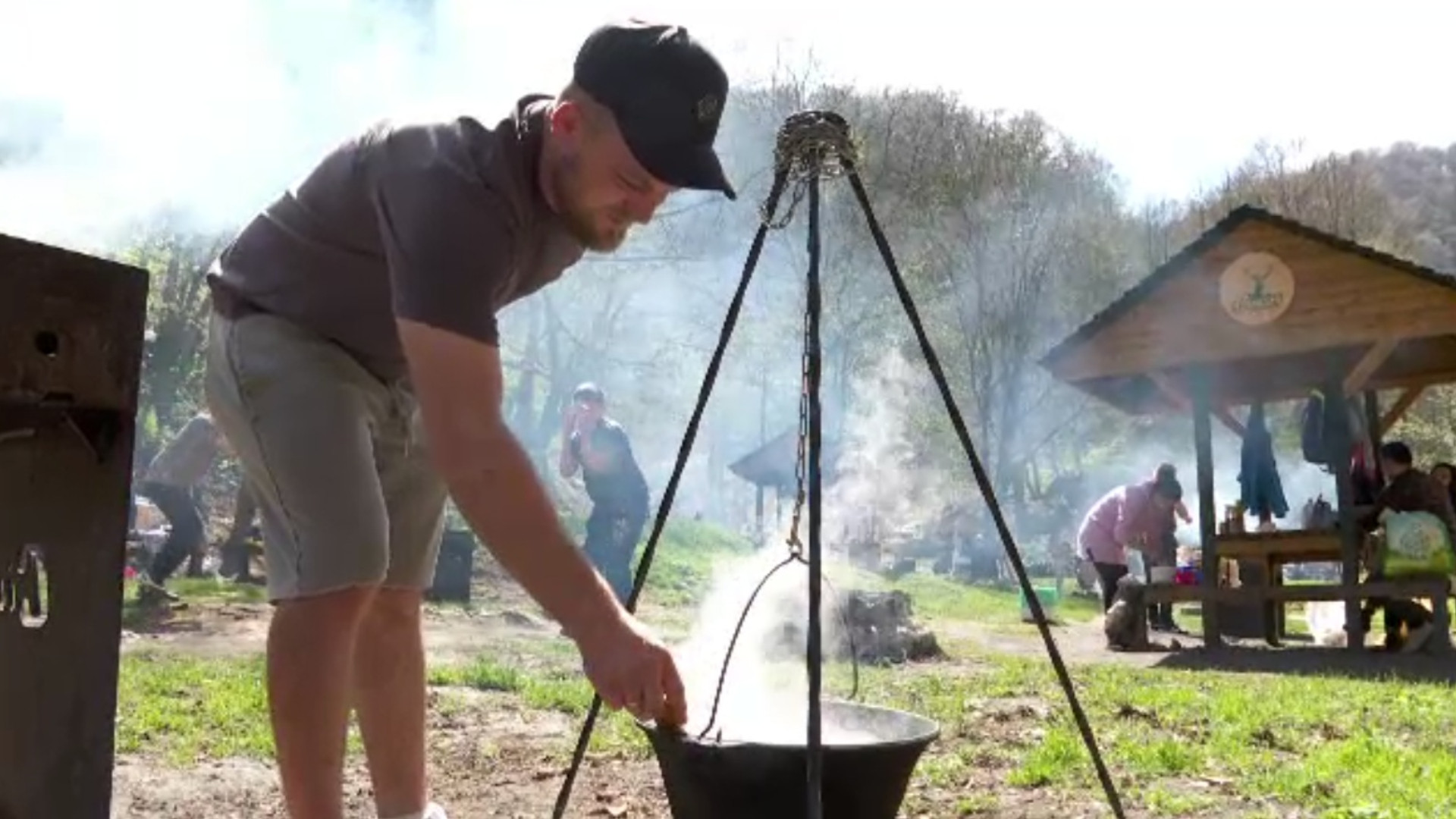 Românii au sărbătorit Paștele și în aer liber. Macarea specială gătită la ceaun de o familie, printre zecile de grătare