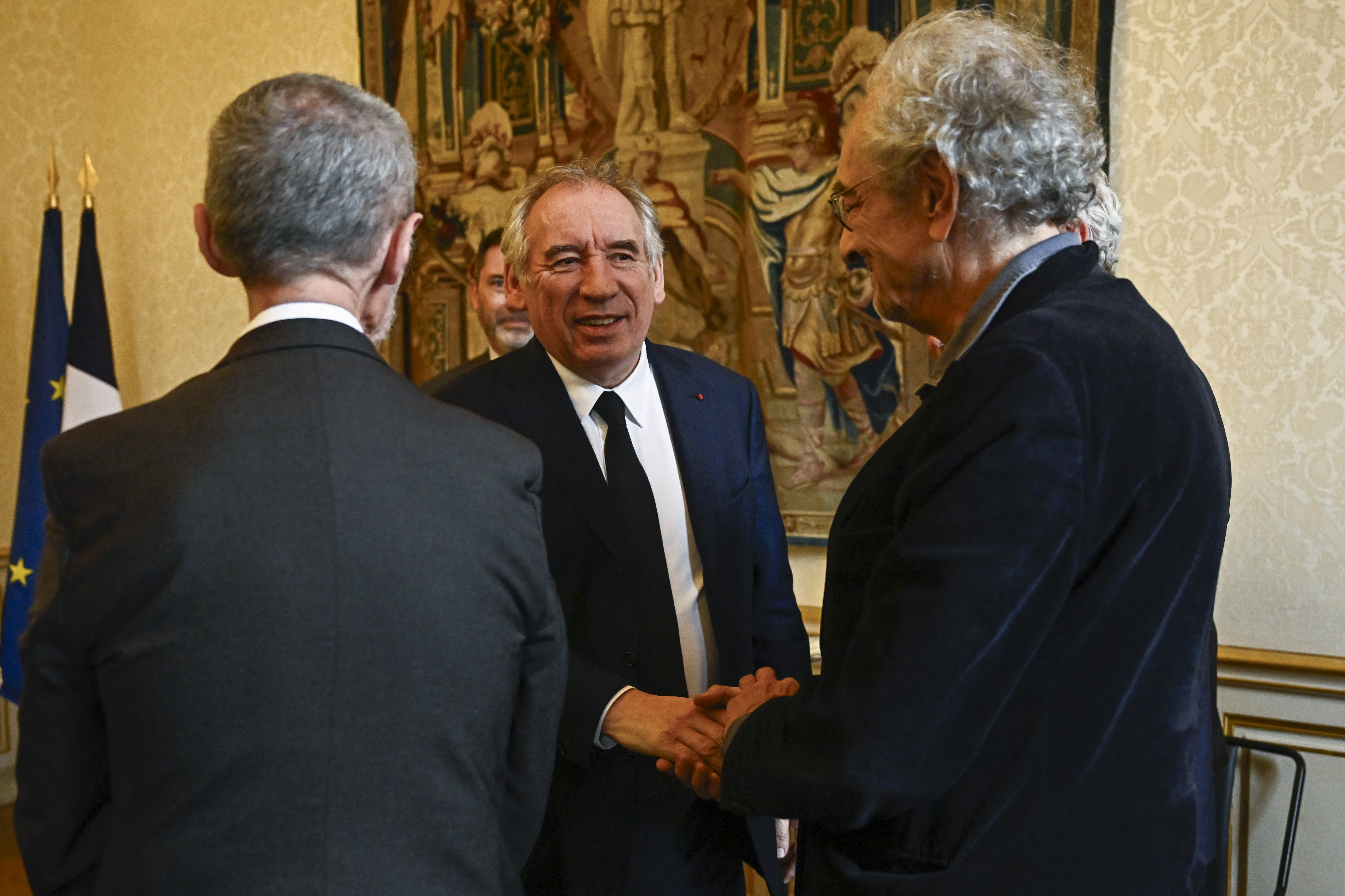 Premierul francez a supravieţuit celei de-a opta moţiuni de cenzură, colacul de salvare venind de la Marine Le Pen