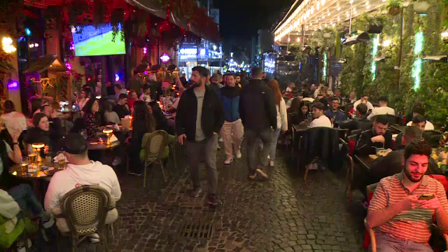 Tinerii din București au sărbătorit Paștele în Centrul Vechi, în cluburi și la terase. „Îmi place energia”