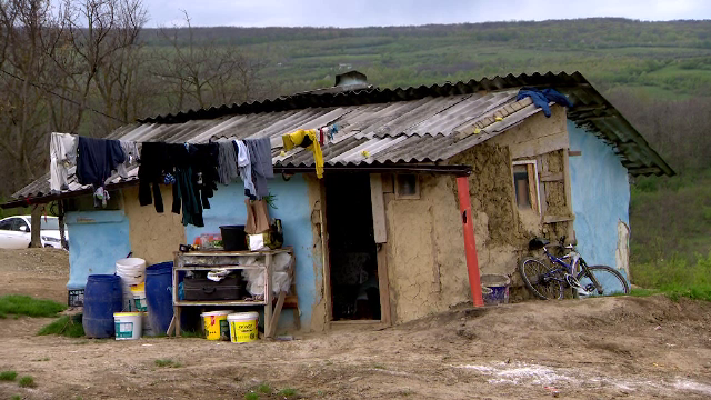 O mamă și copilul ei au primit de Paște o casă nouă din donații. Până acum trăiau între patru pereți din chirpici