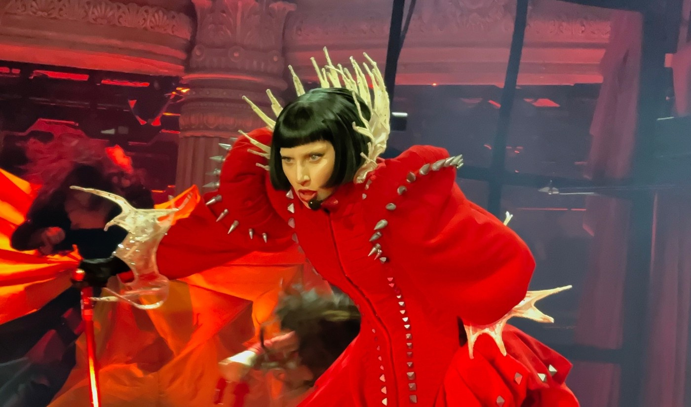 Scandal la New York. Companie care produce pentru Disney și Lady Gaga, acuzată de urmărirea biometrică forțată a angajaților