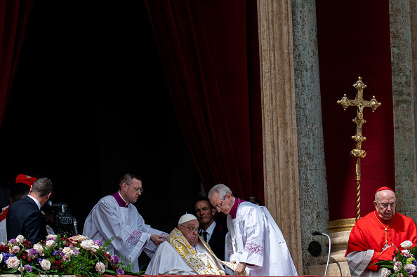 Ultimele imagini cu Papa Francisc. În prima zi de Paște a binecuvântat mulțimea și a coborât cu papamobilul printre oameni