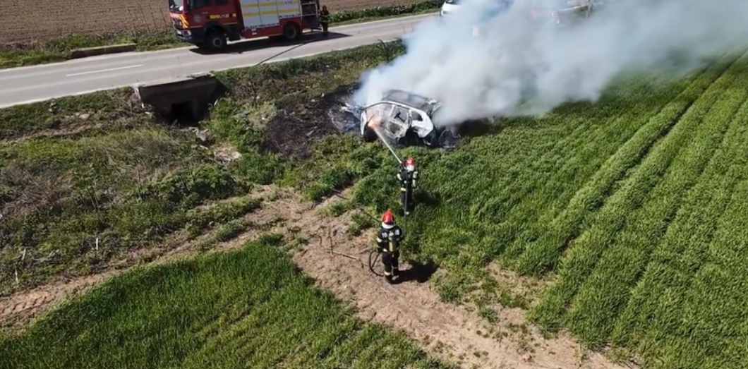 Cum arde o mașină electrică. Pompierii au intervenit de urgență, după ce a luat foc. Ce a făcut șoferul. VIDEO
