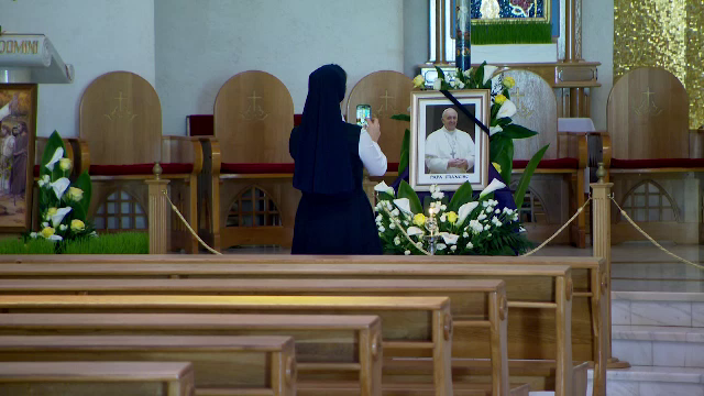 Catolicii români au aflat în timpul liturghiei că Papa Francisc a murit. Ortodocșii au venit să aprindă lumânări
