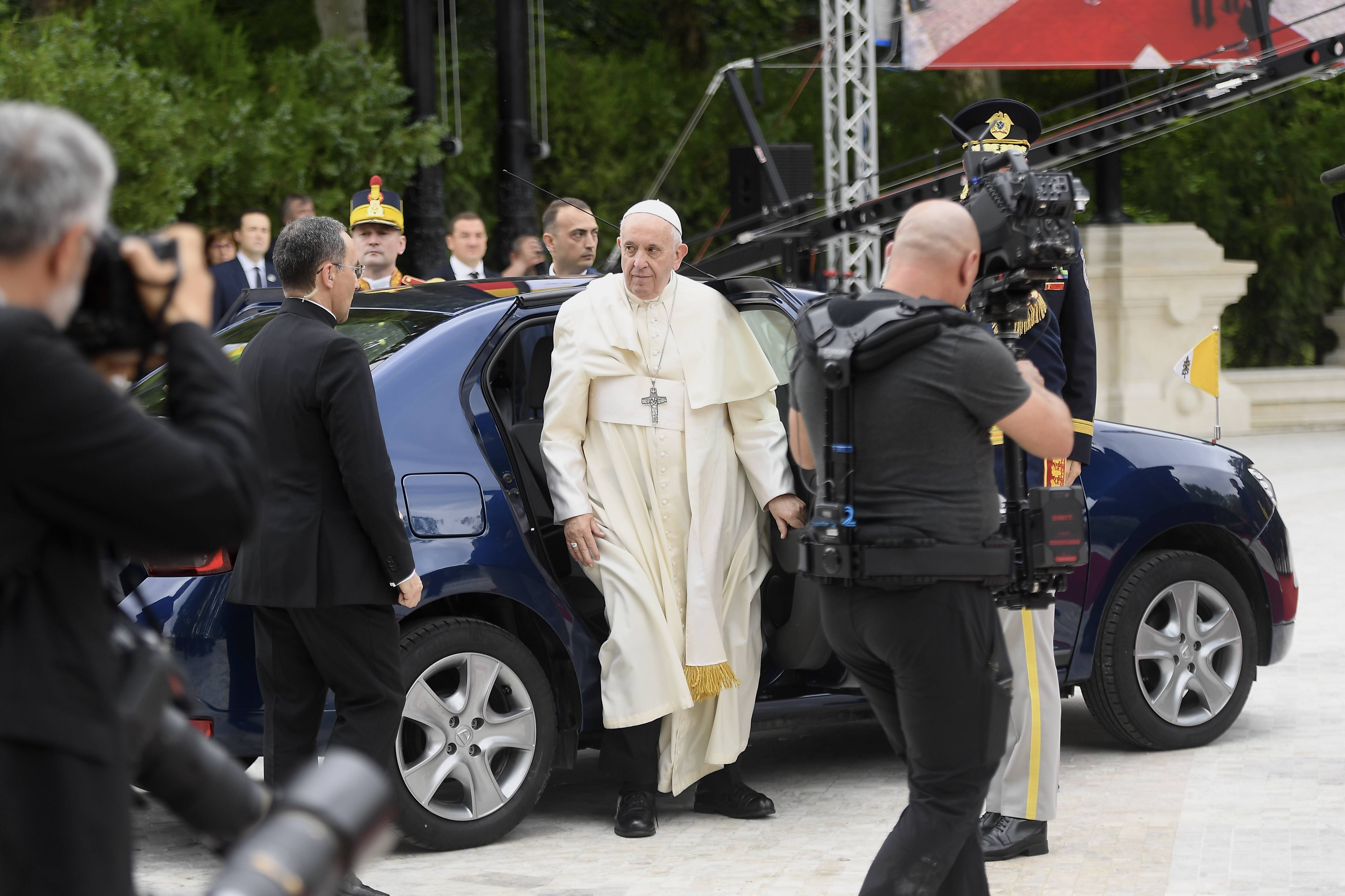 Mesajul istoric al Papei Francisc pentru România: ”Mă simt acasă între voi, în Grădina Maicii Domnului”. Emoții ce nu se uită