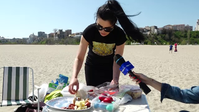Bucureștenii care nu au stat cu orele pentru o masă liberă la restaurant au făcut picnic pe plajă: ”Tradițional”