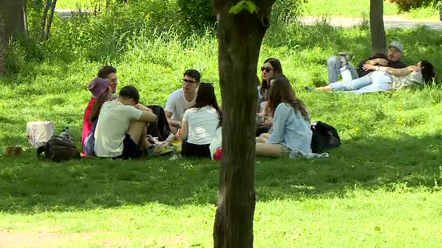 Vremea superbă de Paște i-a scos pe români la plimbare și la terase. Au fost și 30 de grade Celsius, în aprilie