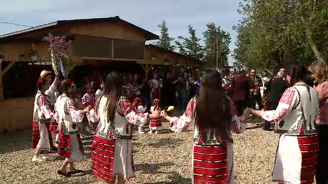 Obiceiuri de Paște în Oltenia. ”Hora de pomană”, tradiție care păstrează amintirea celor decedați