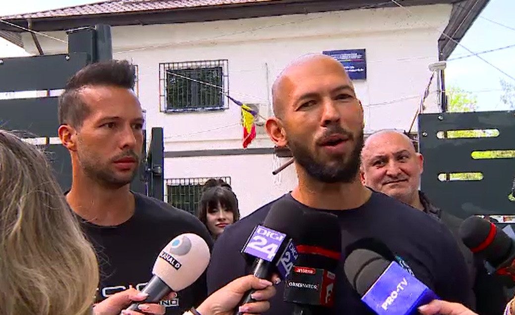 Frații Tate s-au întors în România. Ce au spus când au ieșit de la Poliție