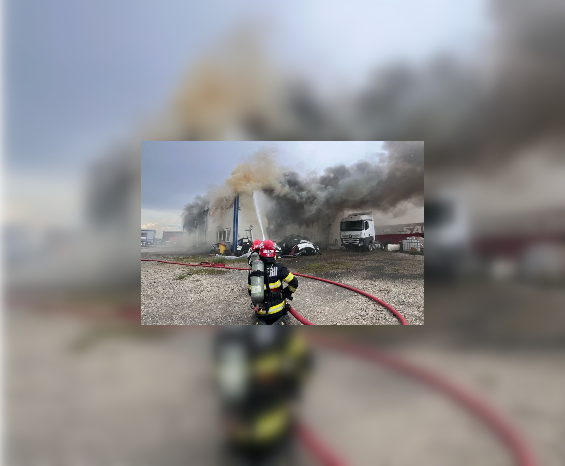 Incendiu la un atelier auto din Alba Iulia. Un bărbat, grav rănit, a fost salvat la timp