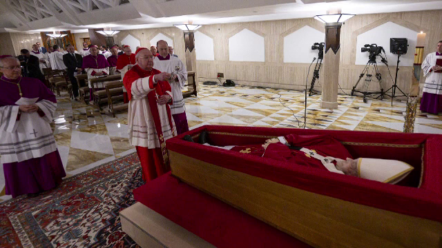 Vaticanul devine neîncăpător pentru sutele de mii de credincioșii care vin să se roage la catafalcul Papei Francisc