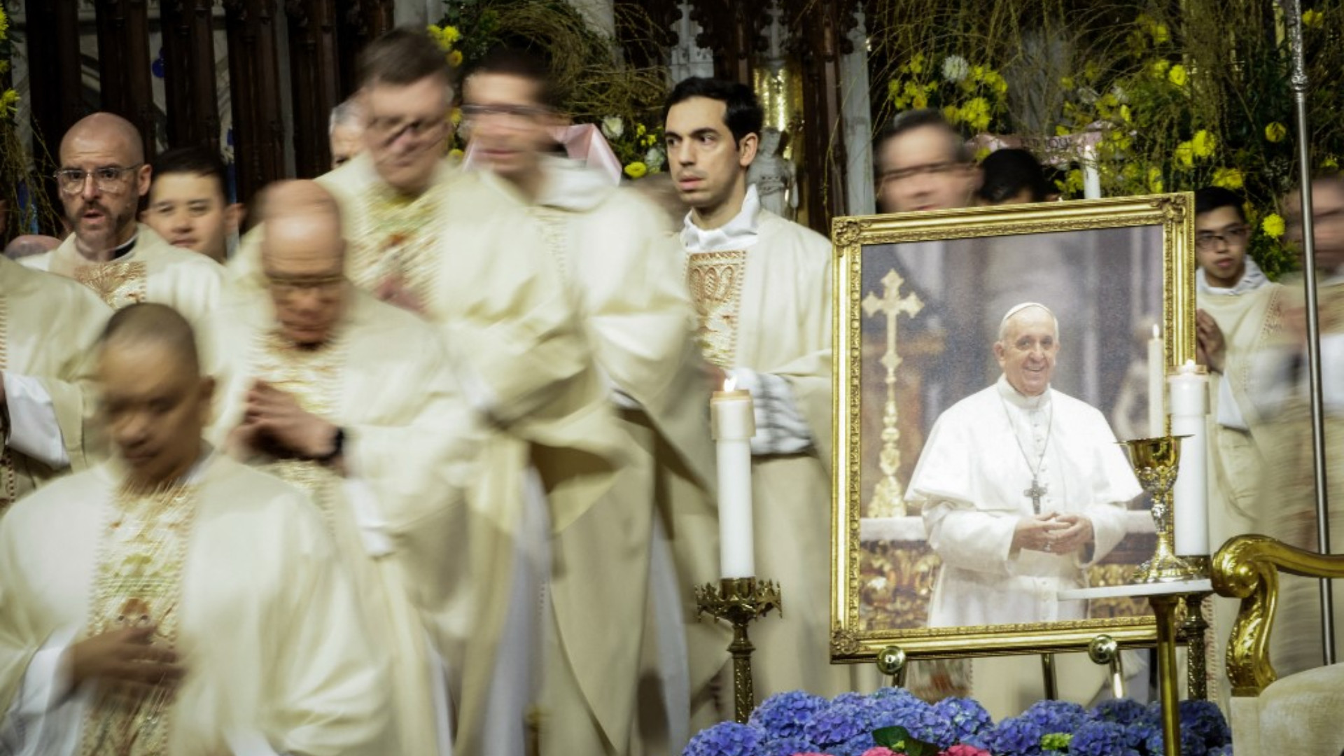 Trupul Papei Francisc, mutat sub tavanul aurit al bazilicii Sf. Petru. Miile de oameni prezenţi au aplaudat cortegiul funerar