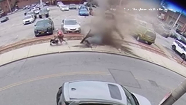 Momentul în care o mamă și copiii ei evită la limită o explozie de canal pe o stradă din SUA