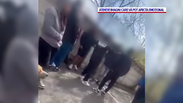 Un adolescent a fost bătut crunt de un alt elev lângă un liceu din Bistrița. Scenele șocante au fost filmate