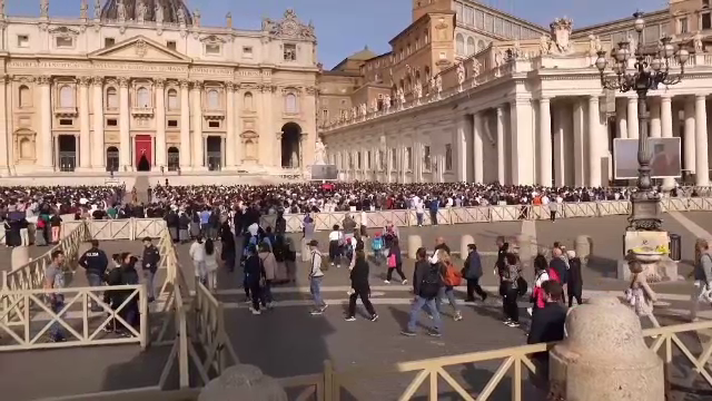 Pelerini din toată lumea vin la înmormântarea Papei Francisc. Român: ”Ne-a amintit că în fața lui Dumnezeu suntem egali”
