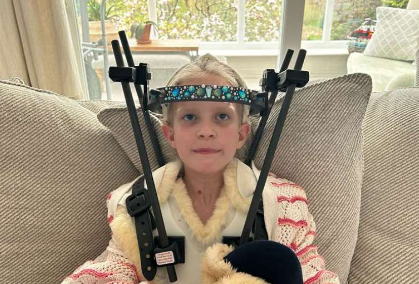 O fetiță de 8 ani și-a fracturat gâtul după ce a căzut de pe o tiroliană într-un parc de joacă din Marea Britanie. FOTO