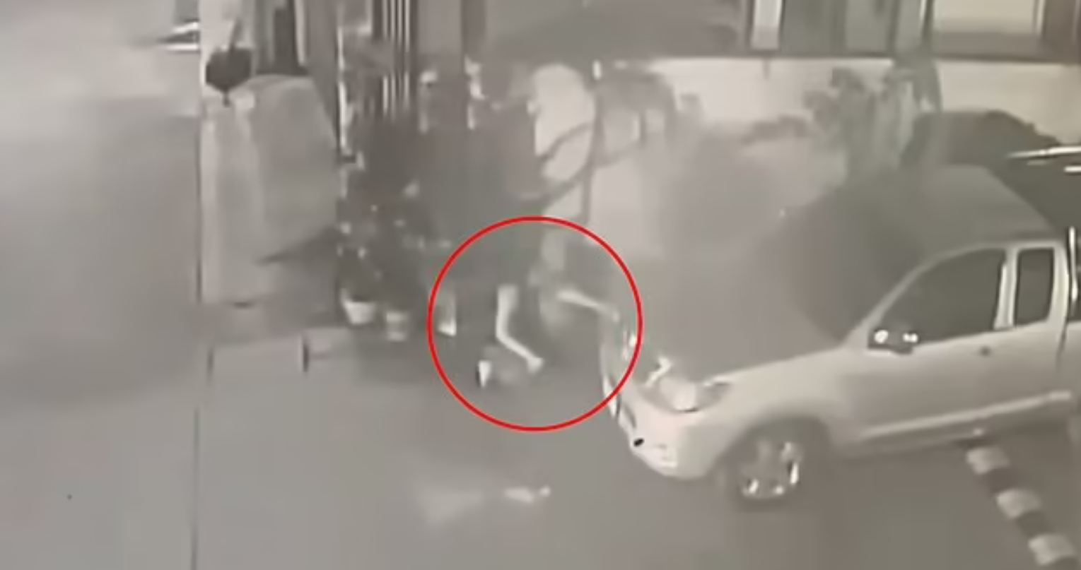 O tânără a născut pe stradă, în timpul unui festival, și apoi și-a abandonat copilul. Femeia ar fi fost băută. VIDEO