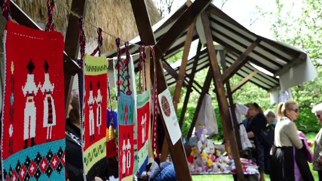 Un băiețel român din America e mândru de tradițiile populare din Maramureș: „prezintă la școală de câte ori are ocazia”