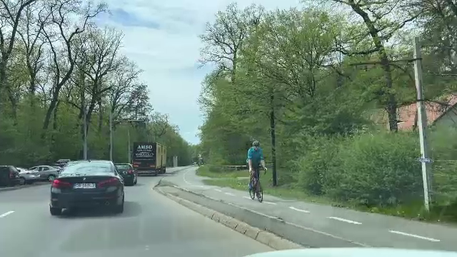 Pistele din Sibiu, pericol pentru bicicliști. Un bărbat a ajuns la spital cu clavicula ruptă din cauza unei denivelări