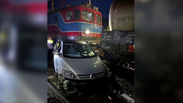 Două tinere care au forțat barierele au rămas blocate cu mașina pe calea ferată, când venea trenul. VIDEO