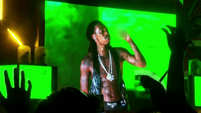 Wiz Khalifa a fost condamnat la o amendă penală după ce a fumat canabis pe scenă, în România