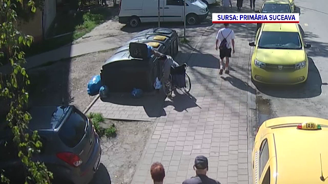 Un bărbat în scaun cu rotile a oferit o lecție de civism în Suceava. A fost filmat făcând curățenie lângă o pubelă de gunoi