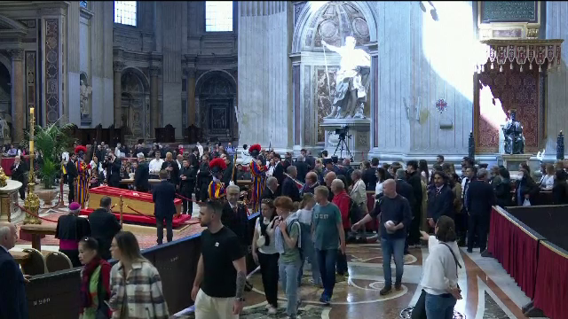 A doua zi de pelerinaj la Basilica Sf. Petru. Oamenii stau ore întregi la coadă pentru a-și lua rămas bun de la Papa Francisc