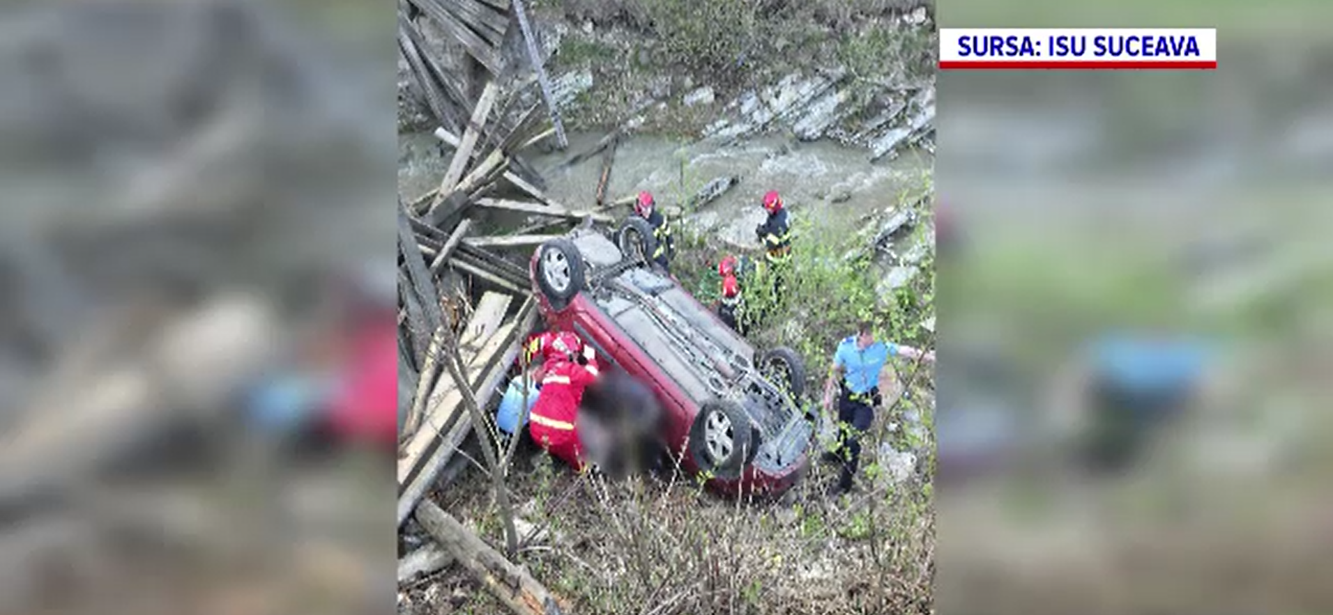 Un podeț din lemn s-a prăbușit în Suceava. O mașină în care se aflau doi soți a căzut în râu