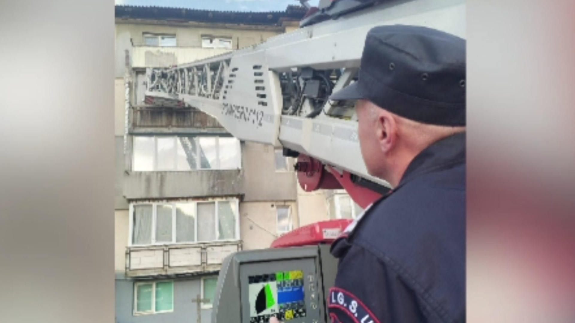 Tragedie evitată la timp. Pompierii au intervenit, după ce bucăți dintr-un balcon au căzut în fața unui bloc din Lupeni