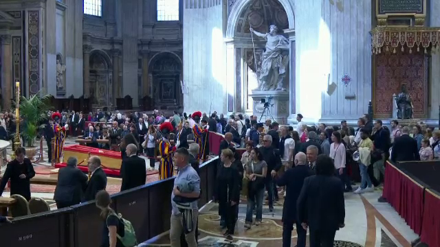 Reacția unui român care aștepta la coadă ca să își ia rămas bun de la Papa Francisc