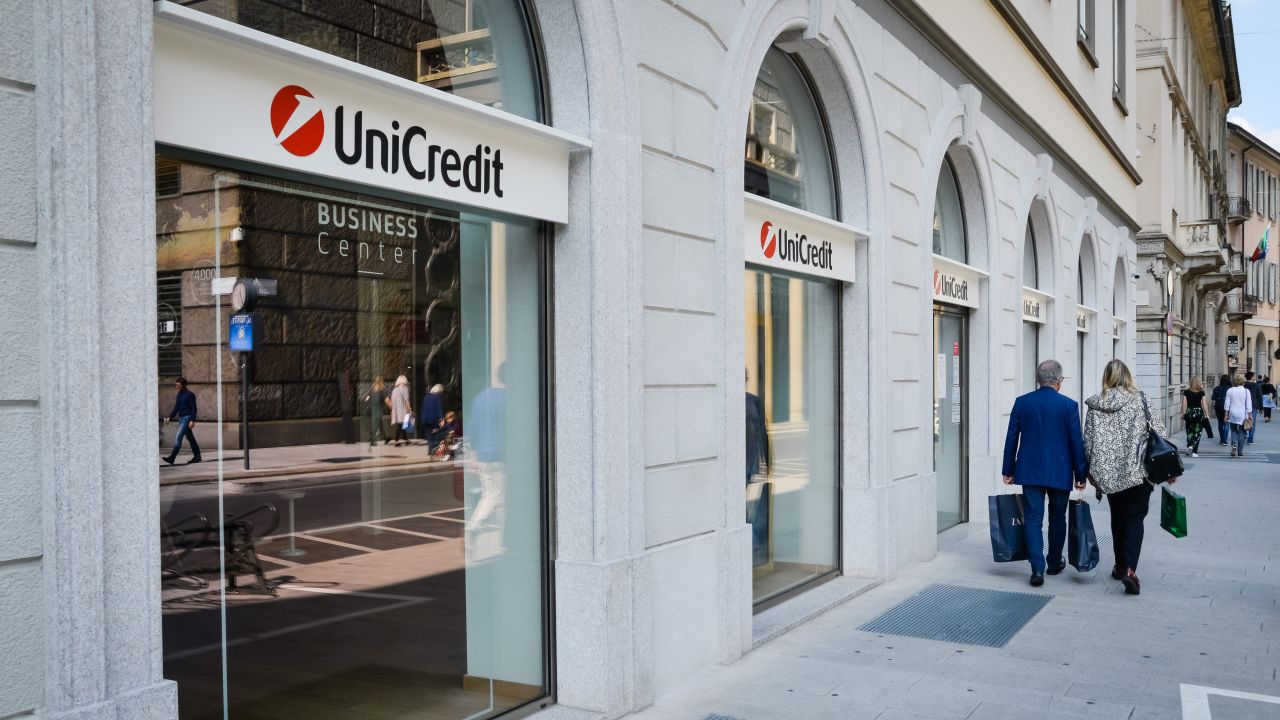 Scandalul ROBOR ajunge în instanță. Ce pregătesc UniCredit și Raiffeisen după sancțiunile Consiliului Concurenței