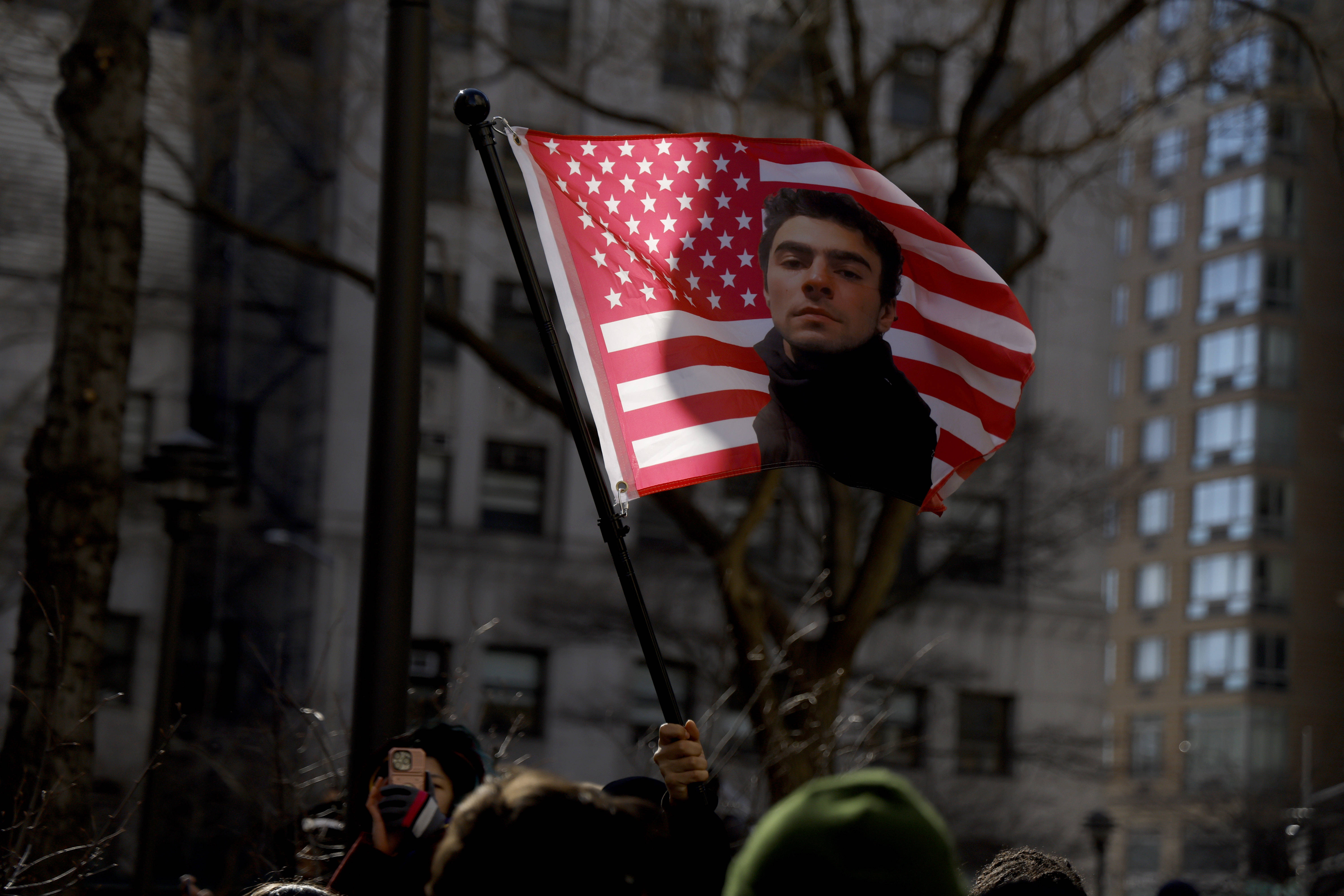 Procurorii vizează pedepsa cu moartea pentru Luigi Mangione, tânărul acuzat de uciderea directorului UnitedHealthcare