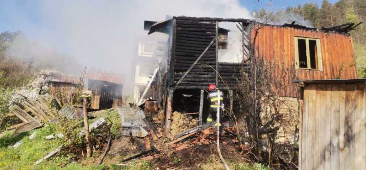 Un bărbat din Vrancea a murit, după ce i-a ars casa